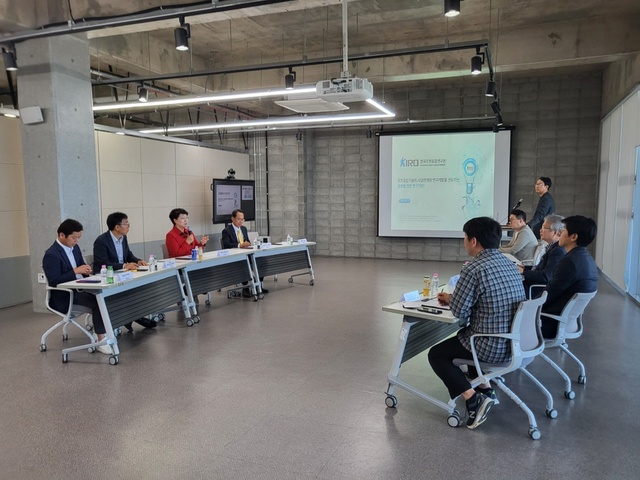 ▲ 한국로봇융합연구원(KIRO)에서 이달희 부지사는 경북에는 다양한 로봇기업이 위치하고 있다고 밝히고 지역 산업에 특화된 안전·농업·물류 분야 로봇 기술개발을 활용한 산업화를 위해 경북도에서 로봇산업 생태계 조성이 선도적으로 이뤄져야 한다고 강조했다.ⓒ경북도