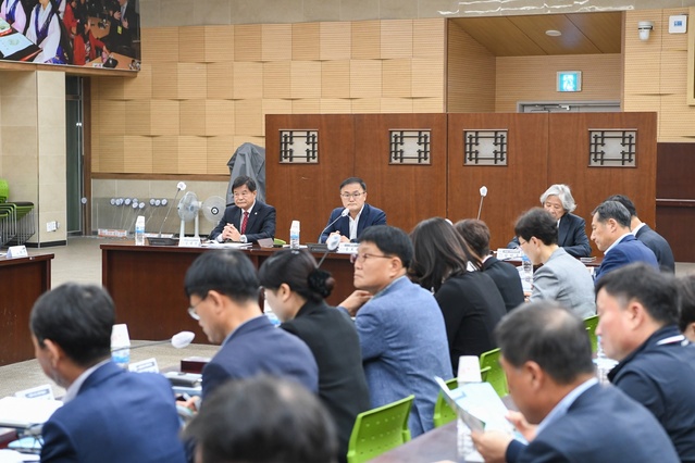 ▲ 송호준 영주시 부시장이 ‘2023영주 한국선비문화축제 준비상황보고회’에서 실과소장에게 준비상황을 보고 받고 있다.ⓒ영주시