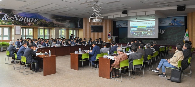 ▲ 이태훈 영주문화관광재단 사무국장이 PPT발표를 하는 모습.ⓒ영주시