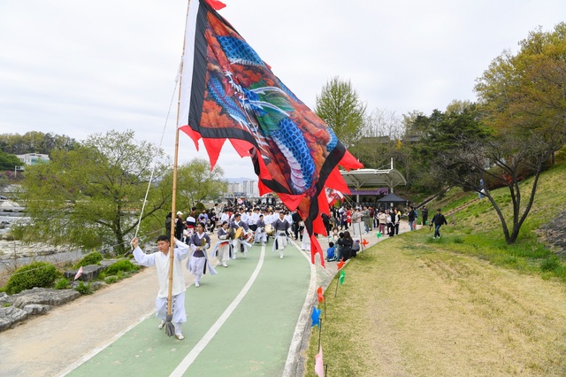 ▲ 관내어린이집과 초등학교, 걷기 체조단 등 400여 명이 참여한 행사는 기수를 선두로 삼판서고택 아래에서 가흥교를 지나 강바람놀이터까지 3대, 2대 가족의 걷기 행렬이 이어졌다.ⓒ영주시