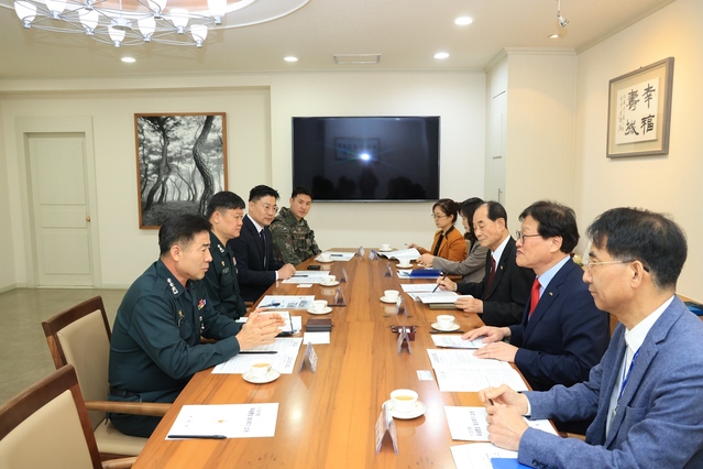 ▲ 지난 13일 육군본부 '6.25전쟁 무공훈장 찾아주기 조사단(단장 신기진)'이 수성구를 방문해 우리 지역의 숨은 영웅을 찾기 위한 협력 방안을 논의하고 있다.ⓒ수성구
