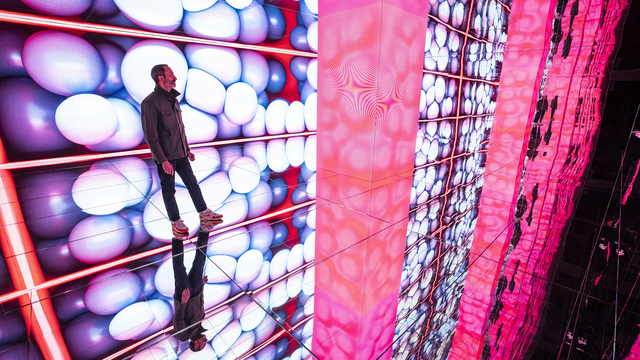 ▲ 카림 하비브 부사장이 전시를 관람하는 모습. ⓒ기아