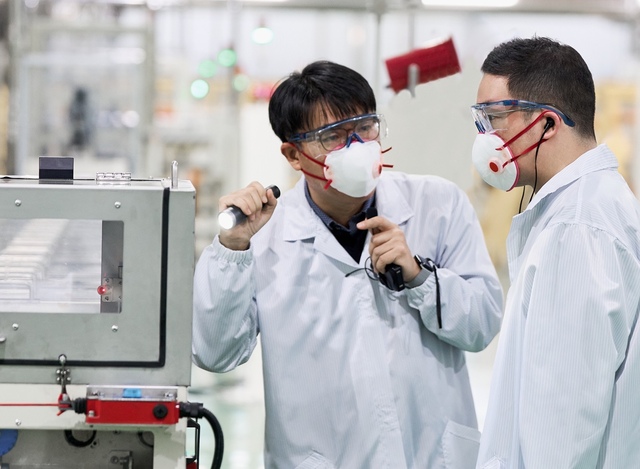 ▲ 구광모 (주)LG 대표가 17일 LG화학 청주공장을 방문해 양극재 생산의 
핵심 공정 가운데 하나인 소성 공정 라인을 살펴보고 있다. ⓒLG