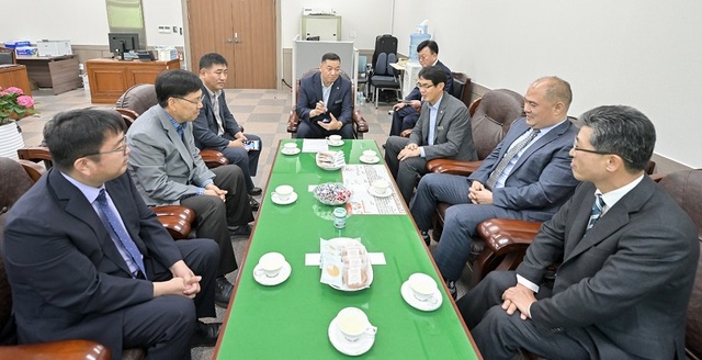 ▲ 최원철 공주시장이 18일 세무사와 전직 공무원 등 모두 5명을 결산검사 위원으로 선임한 뒤 대화를 나누고 있다.ⓒ세종시