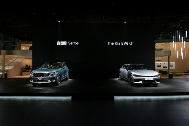 ▲ 셀토스 상품성 개선 모델과 EV6 GT 모습. ⓒ기아