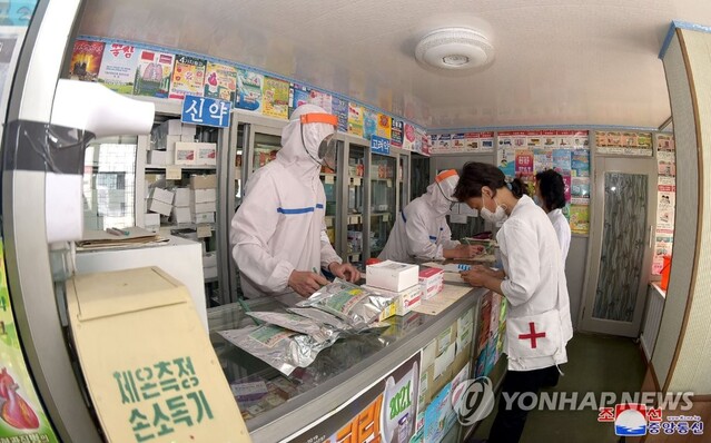 ▲ 약국에서 북한 주민들에게 의약품을 공급중인 인민군 군인들의 모습. ⓒ연합뉴스