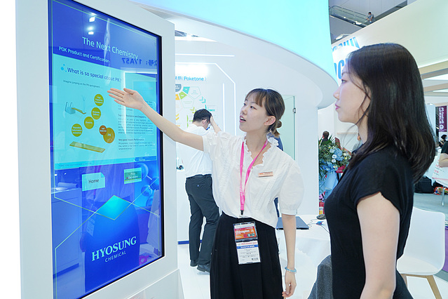 ▲ 효성화학 임직원이 전시 부스를 방문한 고객에게 친환경 소재에 대해 설명하고 있다.ⓒ효성화학