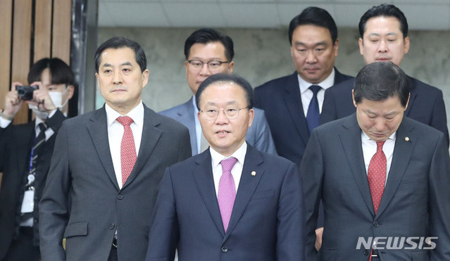 ▲ 윤재옥 국민의힘 원내대표가 18일 오전 서울 여의도 국회에서 열린 원내대책회의에 참석하고 있다. ⓒ뉴시스