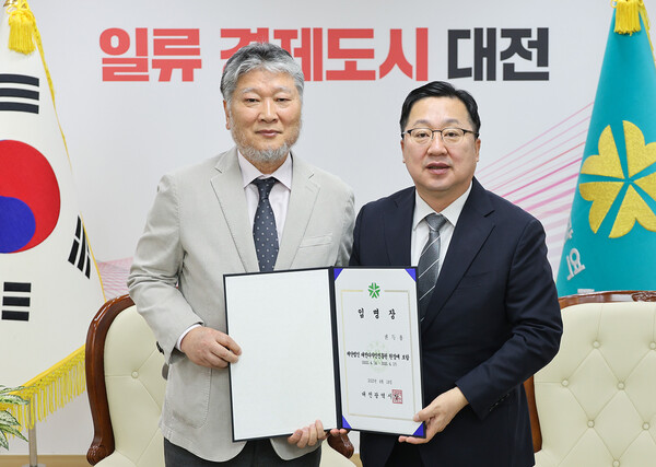 ▲ 이장우 대전시장(오른쪽)이 18일 권득용 신임 대전디자인진흥원장(왼쪽)에게 임명장을 수여하고 있다.ⓒ대전시