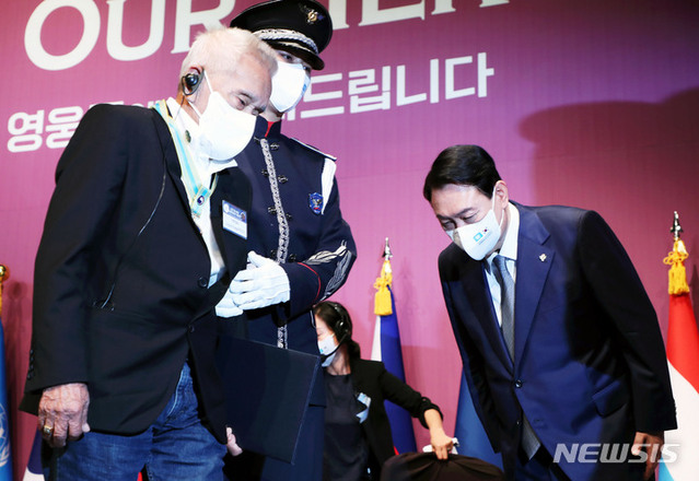 ▲ 윤석열 대통령이 지난해 6월24일 서울 중구 신라호텔에서 열린 국군 및 유엔군 참전유공자 초청 오찬에서 '평화의 사도' 메달을 수여받은 유엔군 참전용사들이 연단에서 내려가자 인사하고 있다.ⓒ뉴시스