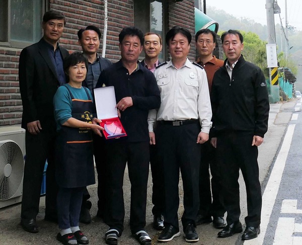 ▲ 대전서부소방서가 18일 임재홍·곽선희 부부를 서구 산직동 일원에서 발생한 산불 진화 활동에 공헌한 시민 유공자로 선정해 감사패를 전달했다.ⓒ대전시