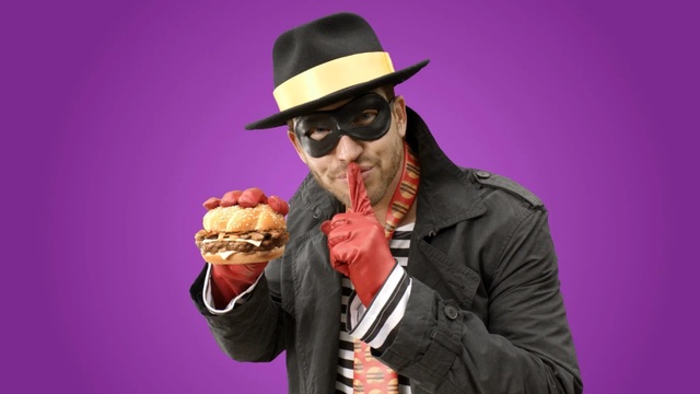 ▲ 맥도날드의 2015년 광고 캠페인에 등장한 '햄버글러'. ⓒ맥도날드