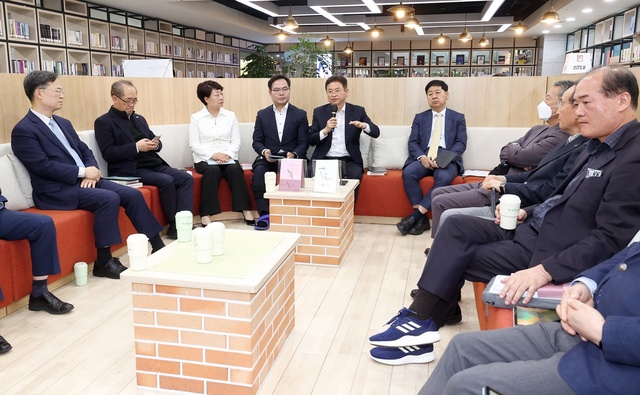 ▲ 경북도는 18일 본관 1층 K창에서 공공기관장 및 도청 간부공무원 70여명이 참석한 가운데 공공부문 ESG 실천을 다짐하는 ‘공공기관장 확대 간부회의’를 개최했다.ⓒ경북도