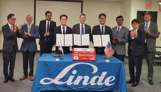 ▲ 신동헌 부시장이 18일(이하 현지시각) 미국 뉴욕 프렉스에어서피스테크놀로지스사와 1200만 달러 상당의 투자협약(MOU)을 체결해 존 서먼, 부사장, 김태흠 충남도지사와 기념사진을 찍고 있다.ⓒ천안시