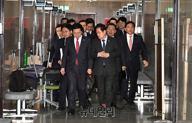 ▲ 김기현 국민의힘 대표와 지도부가 지난 17일 오전 국회에서 열린 최고위원회의에 참석하기 위해서 입장하고 있다.ⓒ이종현 기자