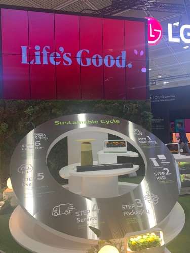 ▲ 19일 서울 코엑스에서 열리는 월드IT쇼 2023에서 LG전자 부스에 전시된 LG 틔운 미니, LG 사운드바, 퓨리케어 에어로퍼니처 등 재활용 플라스틱을 사용한 친환경 제품들. ⓒ이성진 기자