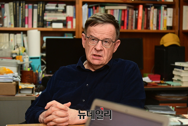 ▲ 안드레이 란코프 교수가 27일 오후 국민대학교 북악관에 위치한 교수실에서 뉴데일리와 인터뷰하고 있다. ⓒ이종현 기자