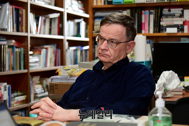 ▲ 안드레이 란코프 교수가 27일 오후 국민대학교 북악관에 위치한 교수실에서 뉴데일리와 인터뷰하고 있다. ⓒ이종현 기자