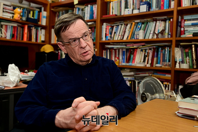 ▲ 안드레이 란코프 교수가 27일 오후 국민대학교 북악관에 위치한 교수실에서 뉴데일리와 인터뷰하고 있다. ⓒ이종현 기자