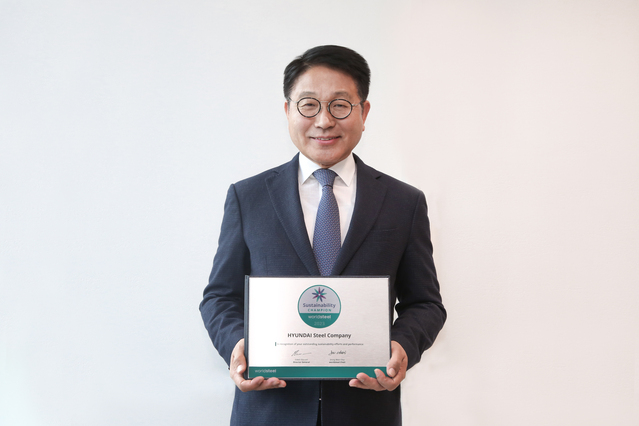 ▲ 안동일 사장이 지속가능성 챔피언 인증서를 받은 모습. ⓒ현대제철