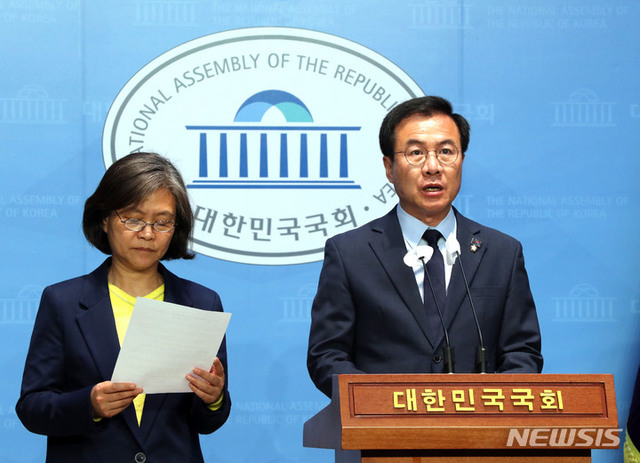 ▲ 더불어민주당 내 초선의원 모임인 '더민초' 운영위원장인 윤영덕 의원이 19일 오후 서울 여의도 국회 소통관에서  지난 2021년 더불어민주당 전당대회 당대표 선거 관련 의혹에 대한 성명서를 발표하고 있다.ⓒ뉴시스