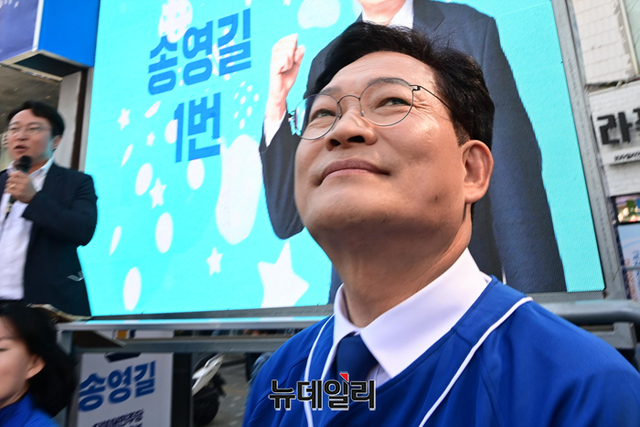 ▲ 송영길 더불어민주당 서울시장 후보가 2022년5월31일 오후 서울 관악구 신림역에서 열린 유세에서 지지호소를 하고 있다.ⓒ뉴데일리DB