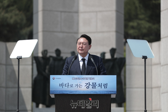 ▲ 윤석열 대통령 당선인이 19일 서울 강북구 우이동 국립 4·19민주묘지에서 열린 제62주년 4·19혁명 기념식에서 기념사를 하고 있다. (사진=인수위) ⓒ정상윤 기자