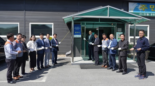 ▲ ㈜장남이 19일 안전보건경영시스템 'IOS 4501’ 인증을 획득해 인증현판 제막식을 하고 있다.ⓒ장남