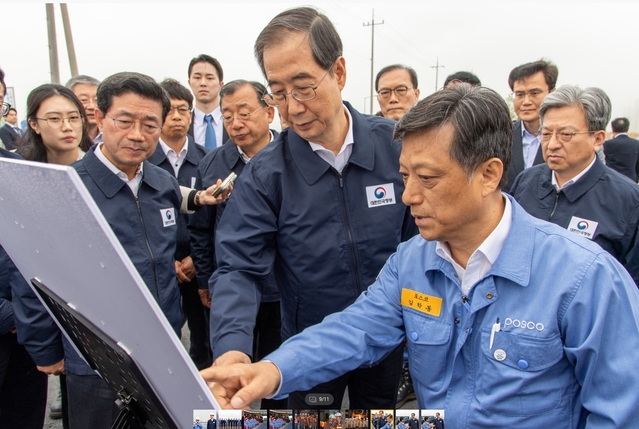 ▲ 김학동 포스코 부사장이 한덕수 국무총리에게 동호안 부지 현황 및 개발 계획을 브리핑하고 있는 모습. ⓒ포스코