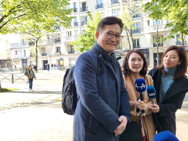 ▲ 송영길 전 더불어민주당 대표가 29일 파리에서 취재인의 질의에 답하고 있다. ⓒ연합뉴스