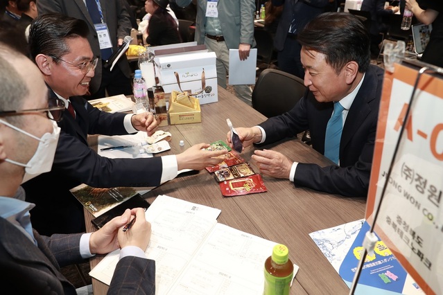 ▲ 19일 충북도내 12개 기업이 참가한 일본 도쿄 수출상담장에서 김영환 충북도지사가 수출 상담을 지원하고 있다.ⓒ충북도