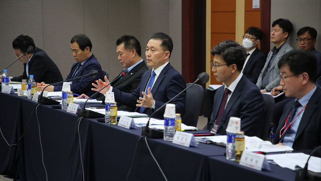 ▲ 이종화 대구시 경제부시장을 비롯한 소관부서장과 한국산단공 대구본부, 대구연구개발특구본부 등 20여 명의 관계자가 함께 기업들이 겪고 있는 다양한 애로와 규제 15건을 청취하고 해결방안을 함께 모색하는 자리가 됐다.ⓒ대구시