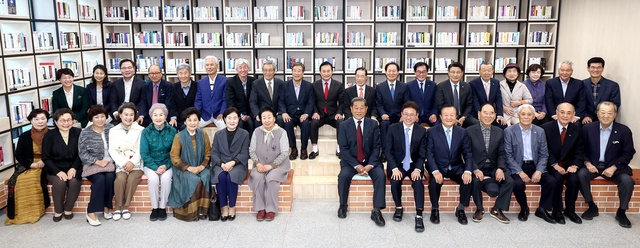 ▲ 경북도는 19일 도청에서 경상북도 전직 민선 시장·군수협의회를 초청해 간담회를 열었다.ⓒ경북도