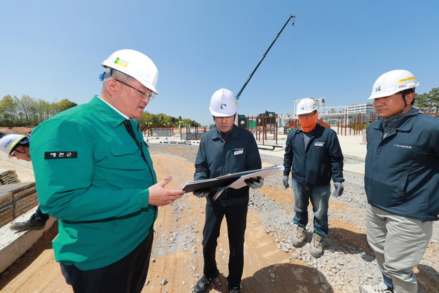 ▲ 김학동 예천군수(왼쪽)가‘신도시 패밀리파크 조성사업’ 현장을 찾아 진행상황을 듣고 있다.ⓒ예천군