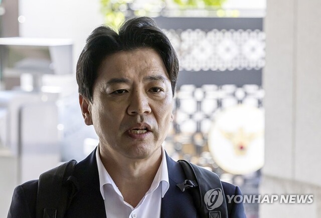 ▲ 19일 오전 종로구 서울경찰청 자하문로별관사이버수사과로 출석한 부승찬 전 국방부 대변인이 취재진 질문에 답하고 있다. ⓒ연합뉴스