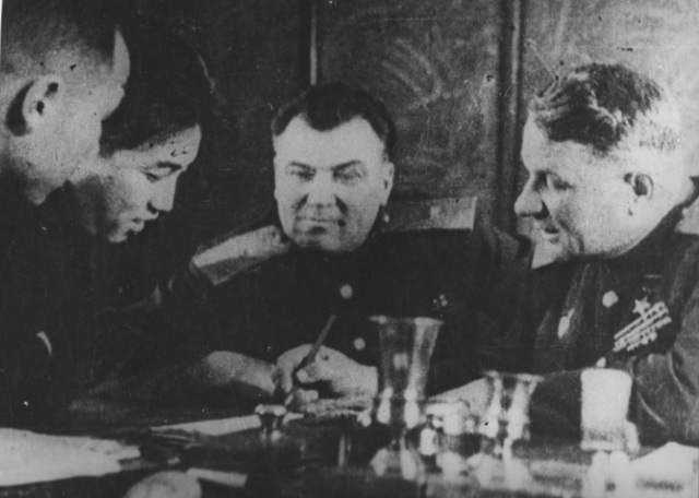 ▲ 김일성(왼쪽)을 에워싸고 조련시키는 슈티코프(중앙)와 로마넹코(오른쪽).