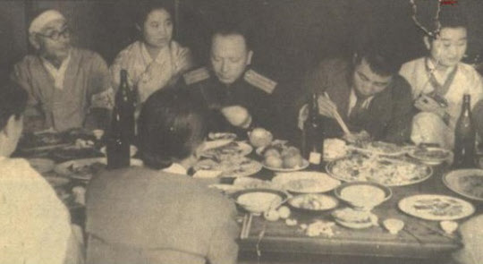 ▲ 조만식(왼쪽)과 김일성(오른족)을 첫 대면 시킨 소련군 메클레르(중앙). 1945년 9월30일 평양 일본식당 '하나부사'(花房)에서.