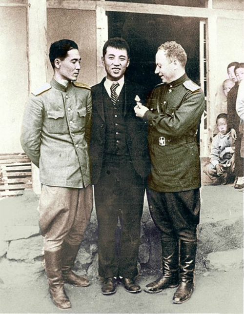 ▲ 김성주(가운데)를 '김일성'으로 교육시킨 소련군 메클레르(오른쪽)와 강 미하일(왼쪽). 귀국전 소련 88연대에서 받은 훈장을 찬 김일성. 메클레르는 훈장도 떼고 양복을 입혀 공산주의를 가르치고 연설법까지 훈련시켰다고 한다.