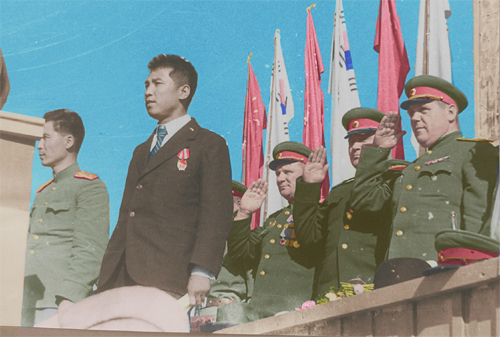 ▲ 교육을 마친 김성주가 '김일성'으로 공식 데뷔하는 행사, 1945년 10월14일 평양 공설운동장 '붉은 군대' 환영식. 뒷줄 오른쪽부터 레베데프, 로마넹코와 치스차코프. 이들이 만들어낸 '스탈린의 인형' 김일성이 앞에 서있다.