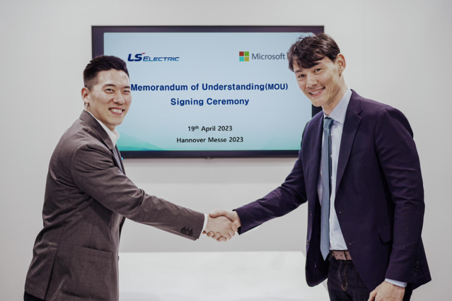 ▲ (왼쪽부터)구동휘 LS일렉트릭 부사장과 도미니크 위 MS 제조 및 모빌리티부문 기업 부사장이 19일(현지시간) ‘스마트팩토리, 에너지 기반 신사업 공동 개발 및 기술 검증’을 위한 MOU를 체결하고 기념촬영을 하고 있다. ⓒLS일렉트릭