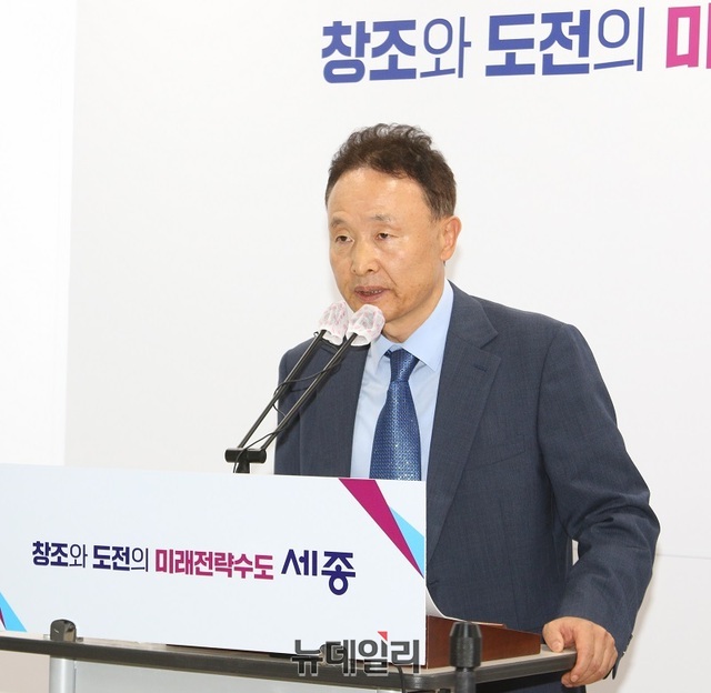 ▲ 노동영 세종시 환경녹지국장은 20일 오후 정음실에서 기자회견 열어 CIB 의장단을 초처에 대해 설명하고 있다.ⓒ이길표 기자