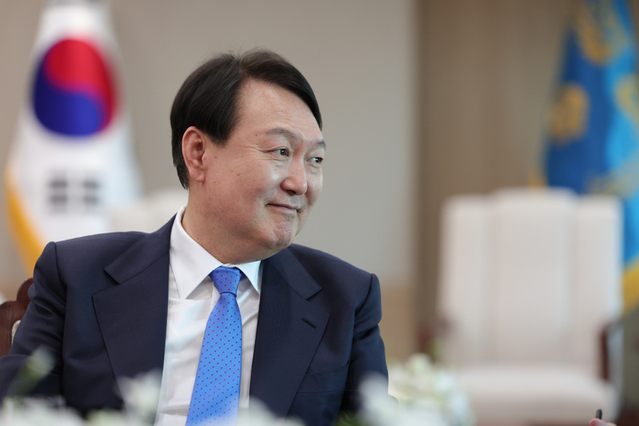 ▲ 윤석열 대통령이 지난 18일 서울 용산 대통령실 청사에서 로이터 통신과 인터뷰를 하고 있다. ⓒ대통령실 제공