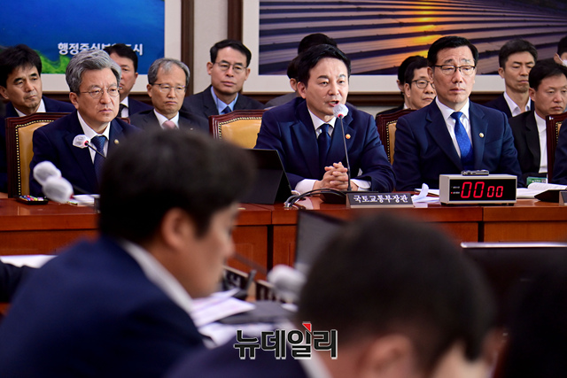 ▲ 원희룡 국토교통부 장관이 20일 오전 국회에서 열린 국토교통위원회 전체회의에서 의원들의 질의에 답하고 있다. ⓒ이종현 기자
