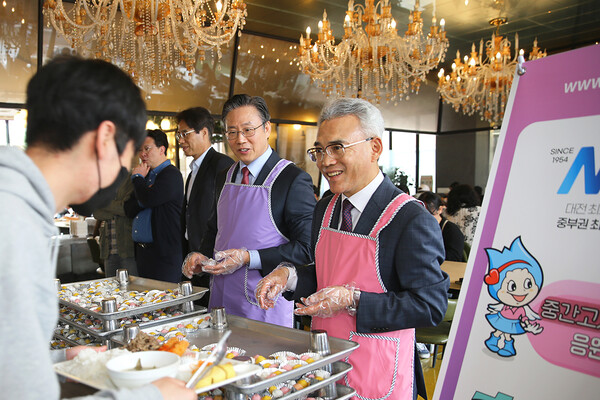 ▲ 목원대 이희학 총장이 중간고사 기간인 오는 26일까지 학생들에게 양질의 점심을 제공하는 ‘총장이 쏜다’  를 진행하고 있다.ⓒ목원대