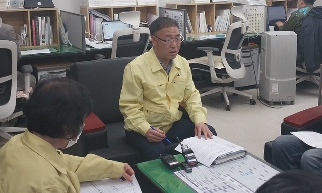 ▲ 한찬오 충북도 감염병정책팀장이 도내 첫 엠포스 확진자를 발표하고 있다.ⓒ충북도