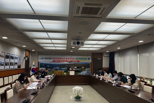 ▲ 봉화군은 20일 군청 소회의실에서 봉화·영주·제천·단양·평창·영월 6개 시·군 담당 공무원이 참석한 가운데 중부내륙중심권행정협력회 2차 실무회의를 열었다.ⓒ봉화군