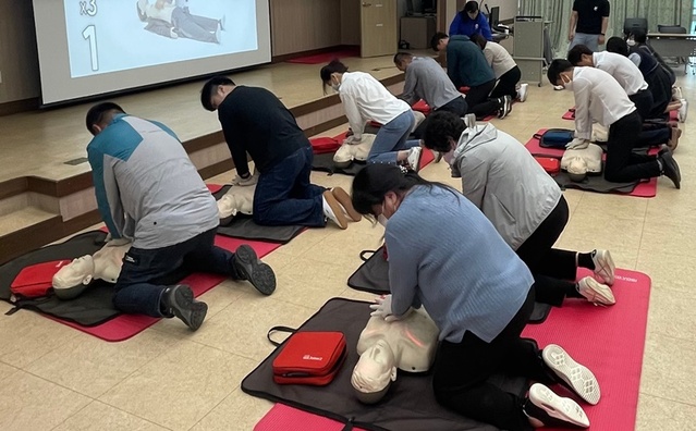 ▲ 괴산군 보건소의 'S.O.S 골든타임 심폐소생술 교육' 장면.ⓒ괴산군