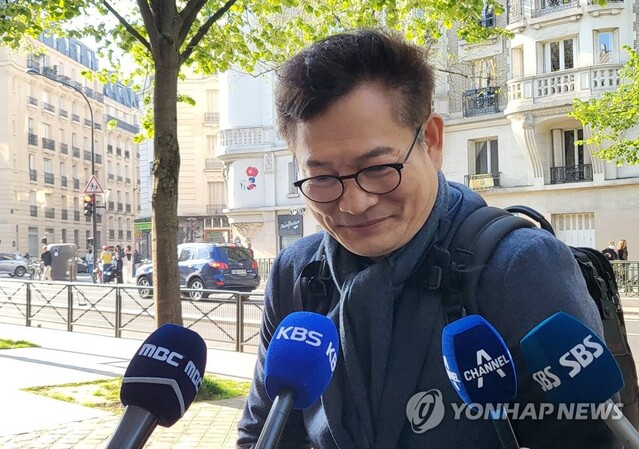 ▲ 프랑스에 체류 중인 송영길 전 더불어민주당 대표가 지난 19일(현지시간) 파리경영대학원 앞에서 한국 특파원들과 만나 질의응답을 하고 있다. ⓒ연합뉴스