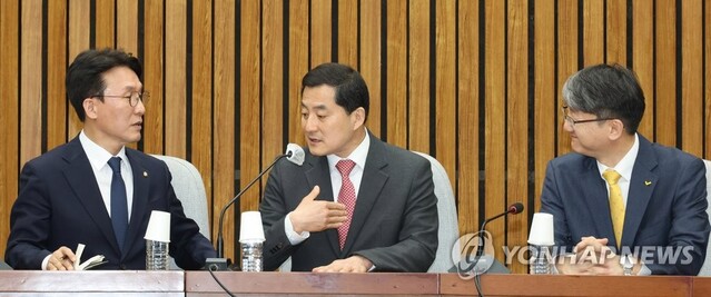 ▲ 21일 오전 서울 여의도 국회에서 열린 전세사기 대책 관련 3당 정책위의장 회동에서 더불어민주당 김민석 정책위의장(왼쪽부터), 국민의힘 박대출 정책위의장, 정의당 김용신 정책위의장이 이야기를 나누고 있다. ⓒ연합뉴스
