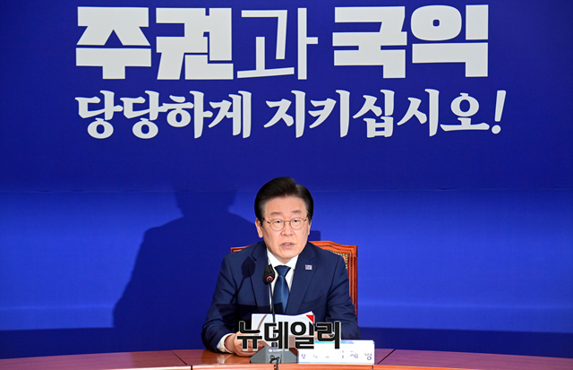 ▲ 이재명 더불어민주당 대표가 21일 오후 국회에서 열린 윤석열 정부 우크라이나 무기지원 발언 관련 긴급 기자회견에서 발언을 하고 있다.ⓒ이종현 기자